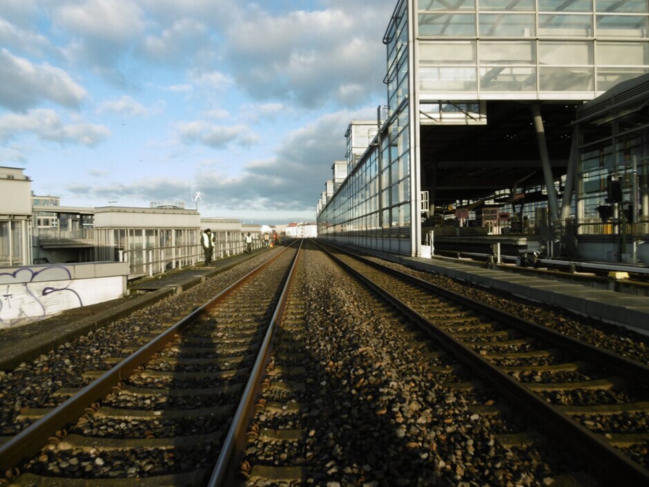 Auf der rechten Seite des Bildes ist die Bahnsteighalle für die S-Bahngleise der Ringbahn zu sehen. Links davon (südlich) werden Bahnsteige für den Regionalverkehr errichtet, die über eine Verbindungskurve am Bahnhof Berlin-Schöneberg von der Stammbahn erreicht werden können.