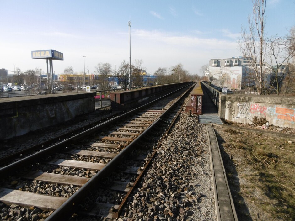Die eingleisige Verbindungskurve von der Anhalter Bahn zum Bahnhof Berlin-Tempelhof (sogenannte „IKEA-Kurve“) wird beim Ausbau des Südlichen Innenrings mit elektrifiziert.. Die Strecke hat eine wichtige Bedeutung für Umleitungen, bei Störungen und für Überführungsfahrten. Die Nutzung durch planmäßige Reisezüge ist aktuell nicht vorgesehen. In einem attraktiven und wachsenden Metropolraum, wie Berlin-Brandenburg, ist eine einvernehmliche Fortschreibung von Verkehrskonzepten nicht auszuschließen.